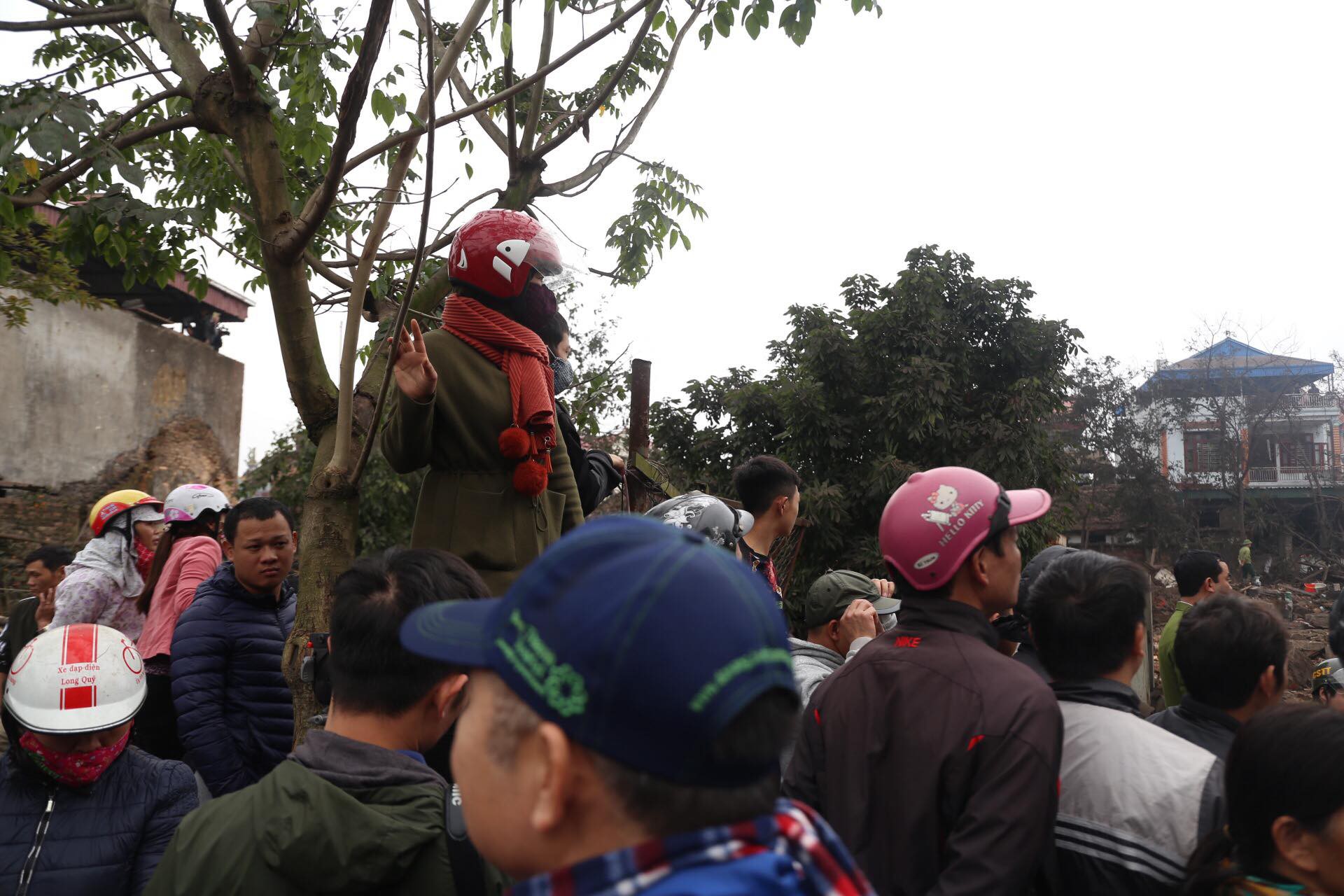 Bất chấp nguy hiểm, hàng trăm người dân hiếu kì kéo đến xem hiện trường vụ nổ kinh hoàng ở Bắc Ninh Bất chấp nguy hiểm, hàng trăm người dân hiếu kì kéo đến xem hiện trường vụ nổ kinh hoàng ở Bắc Ninh